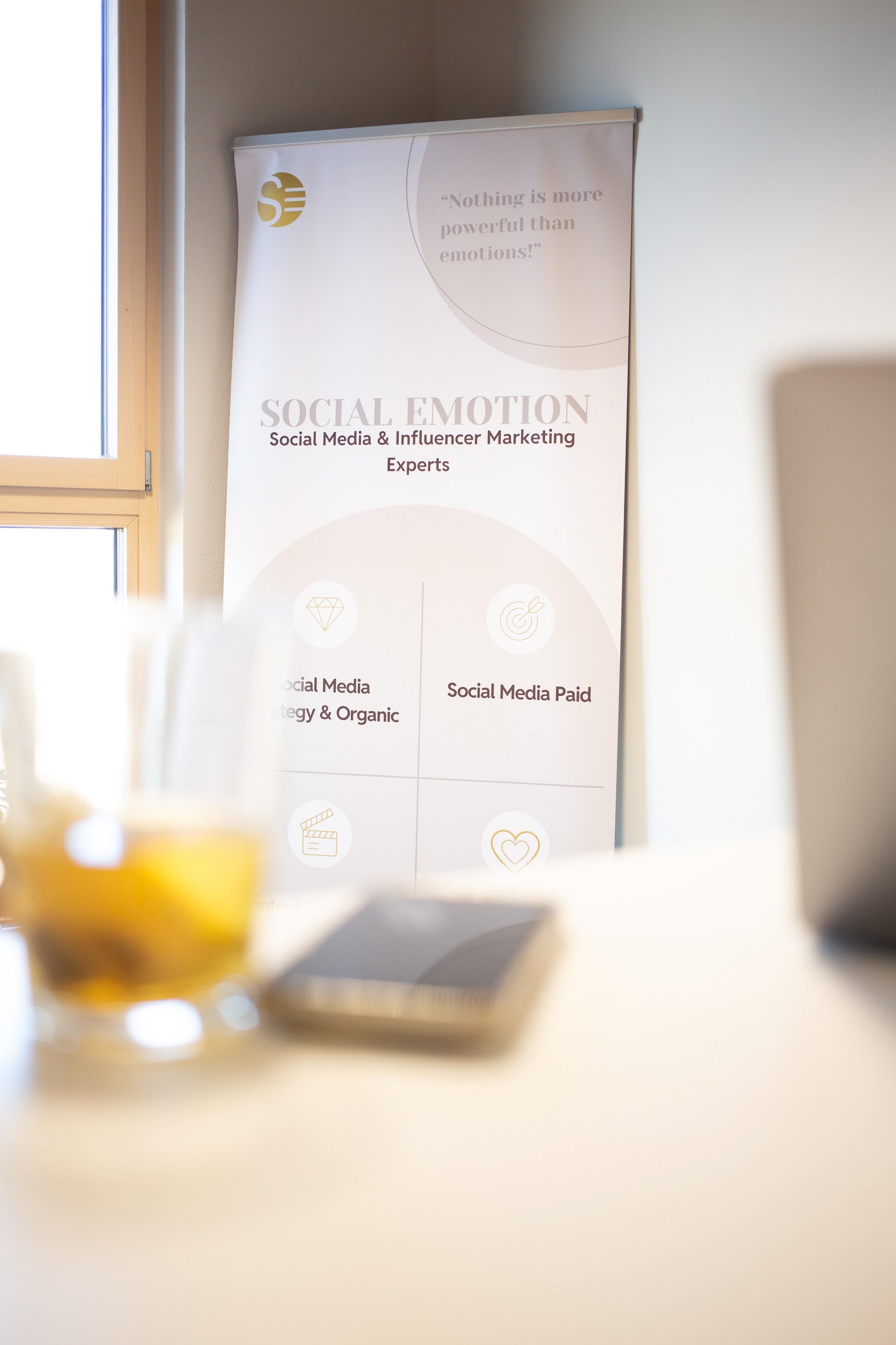 Social Emotion Leistungen mit Tee und Handy