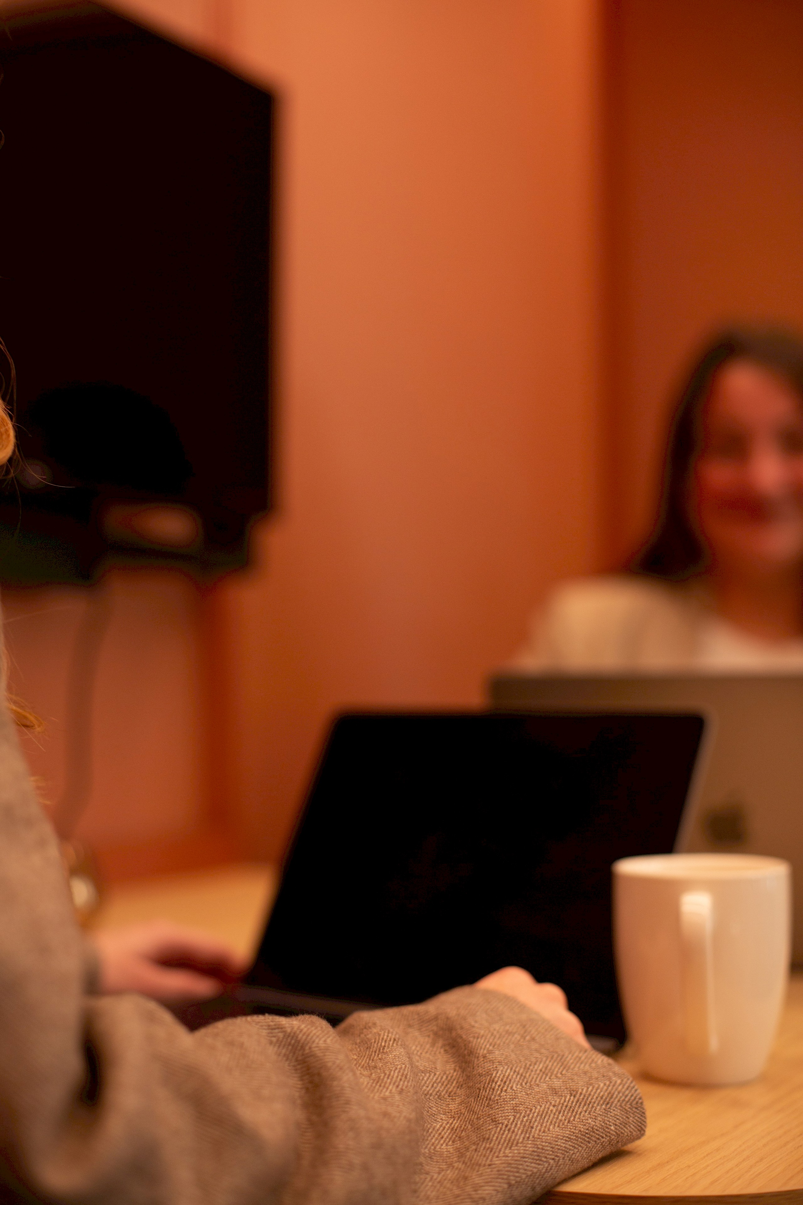 Person mit Laptop und Kaffee beim Arbeiten -Social Emotion Influencer Marketing 2021