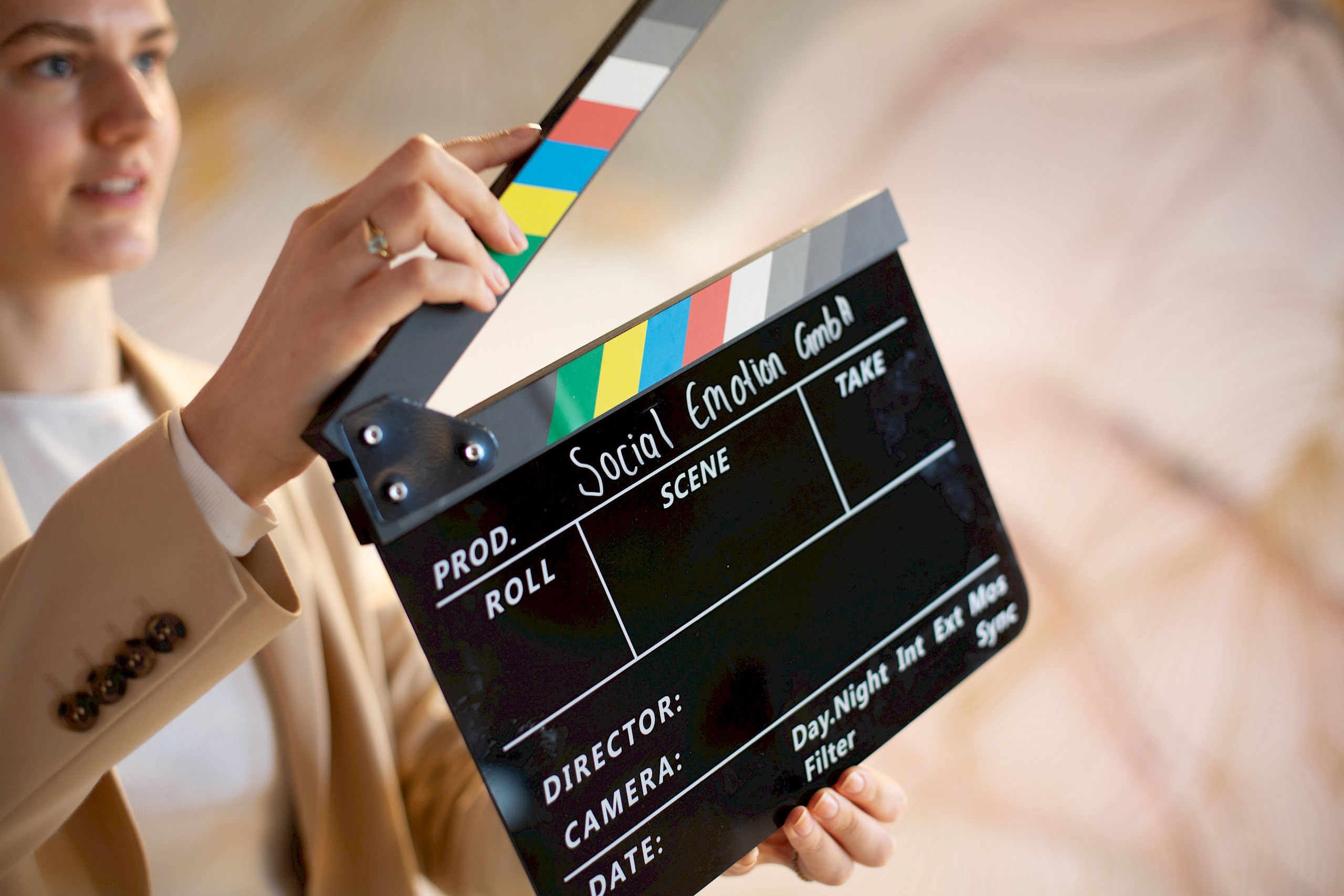 Person mit Filmklappe - Social Emotion Instagram Reel Ads