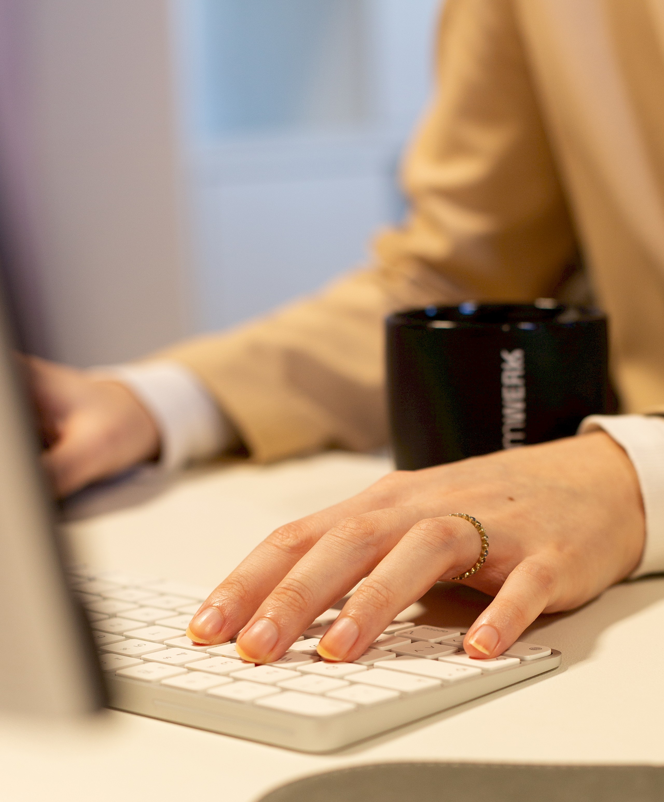 Hand auf Tastatur Person arbeitet - Social Emotion Positive Kundenbewertungen im Online Shop