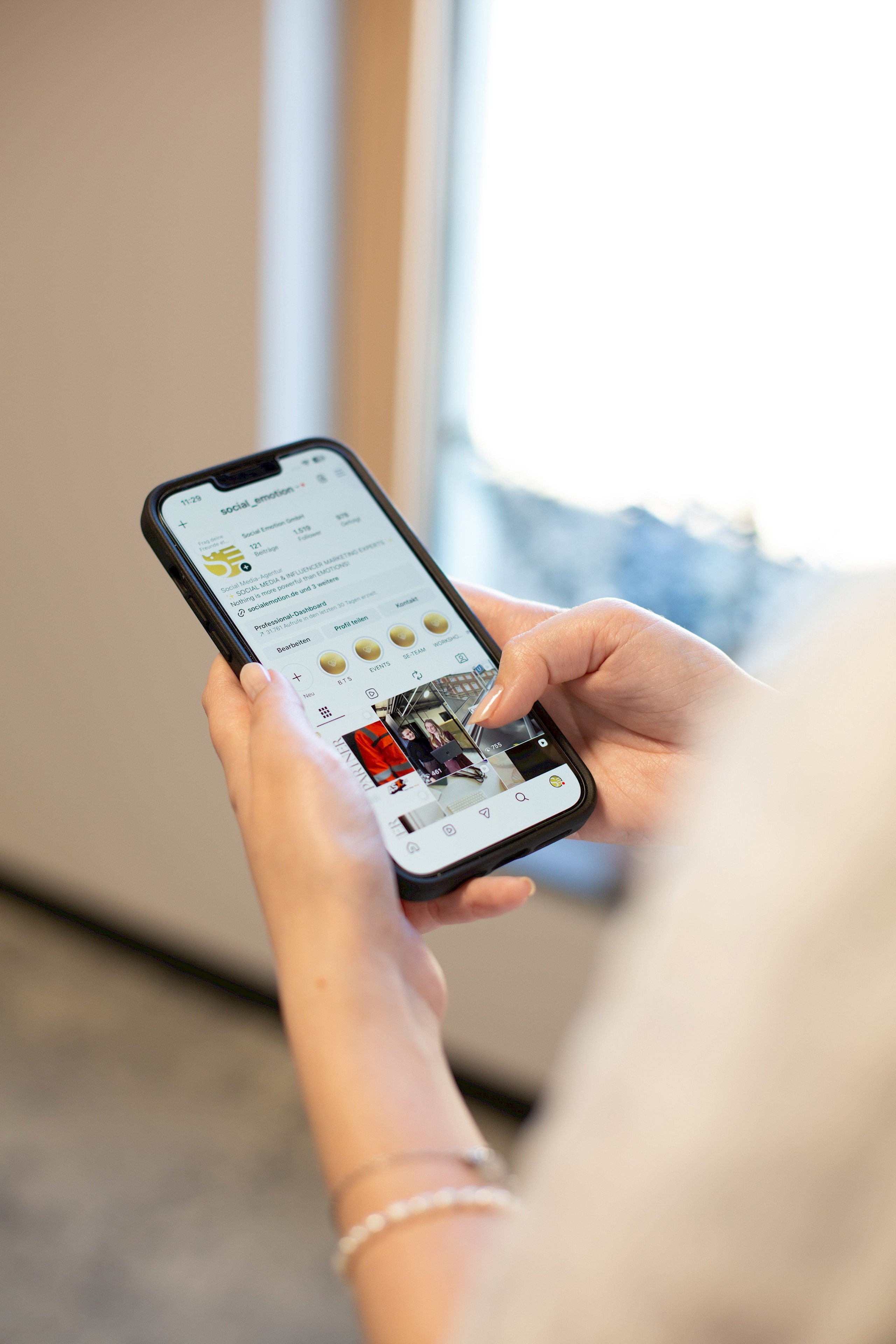 Handy mit geöffnetem Instagram Account