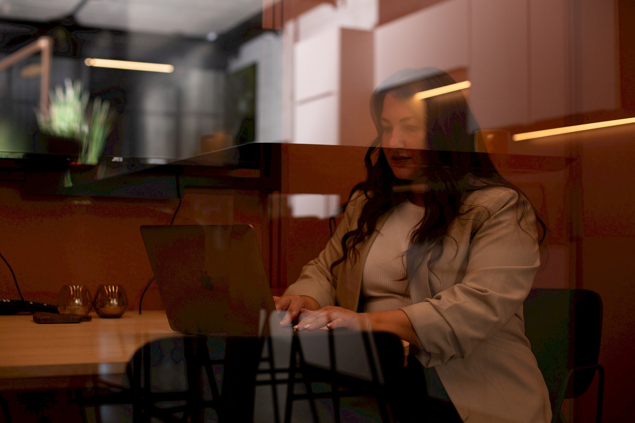 Person am Laptop im Meeting - Social Emotion