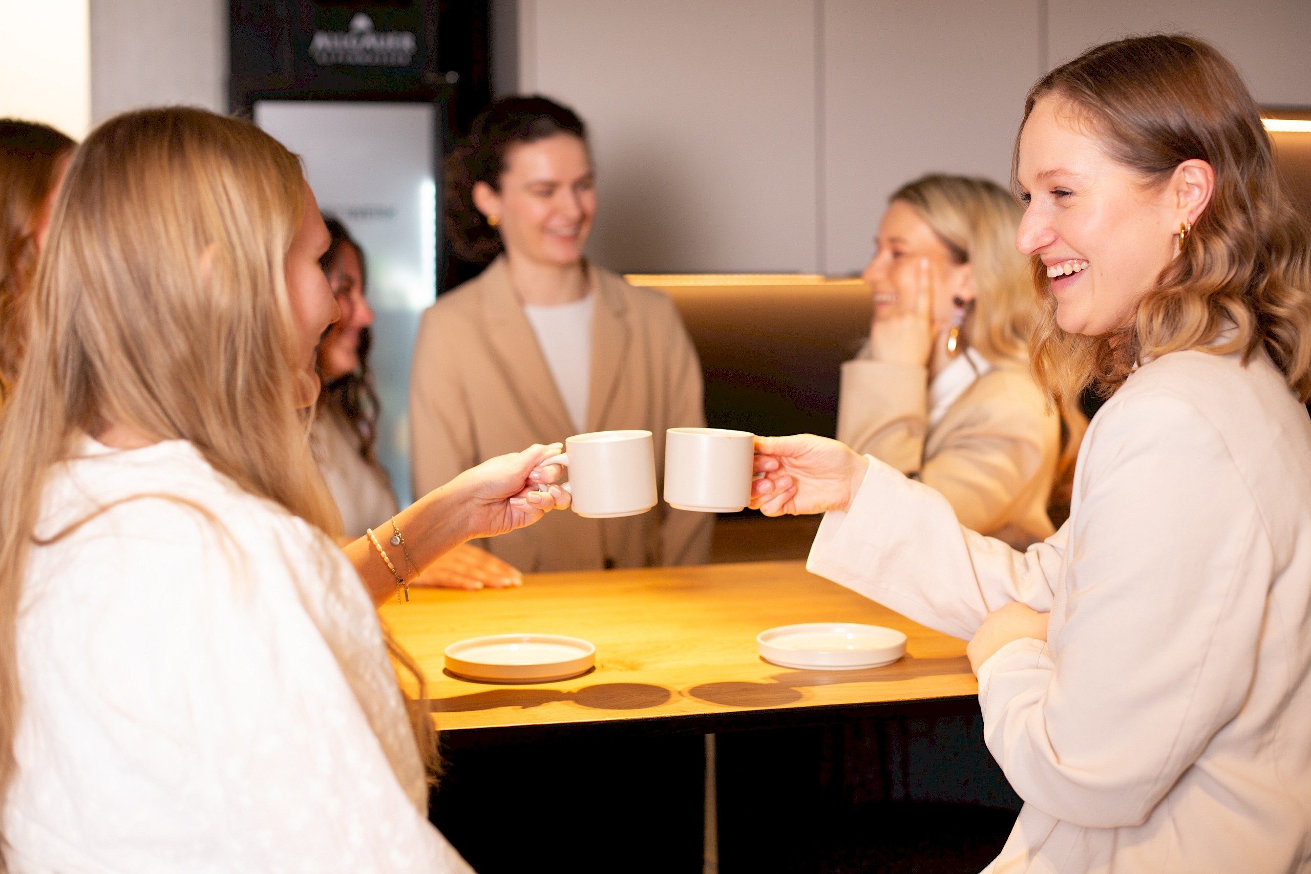 Mehrere Personen in einer Küche beim Kaffee trinken - Social Emotion
