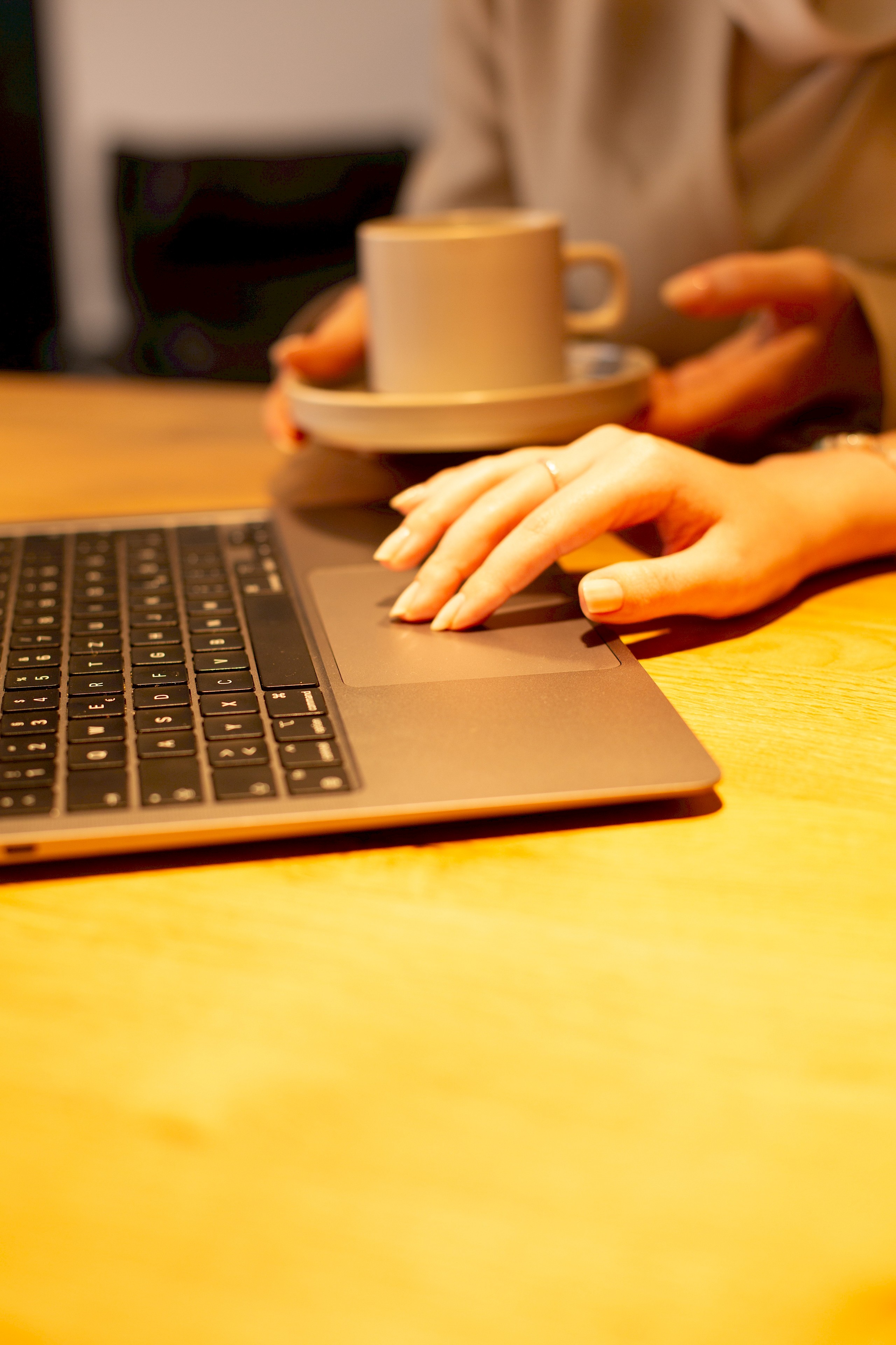 Person arbeitet am Laptop - KI in der Content Erstellung