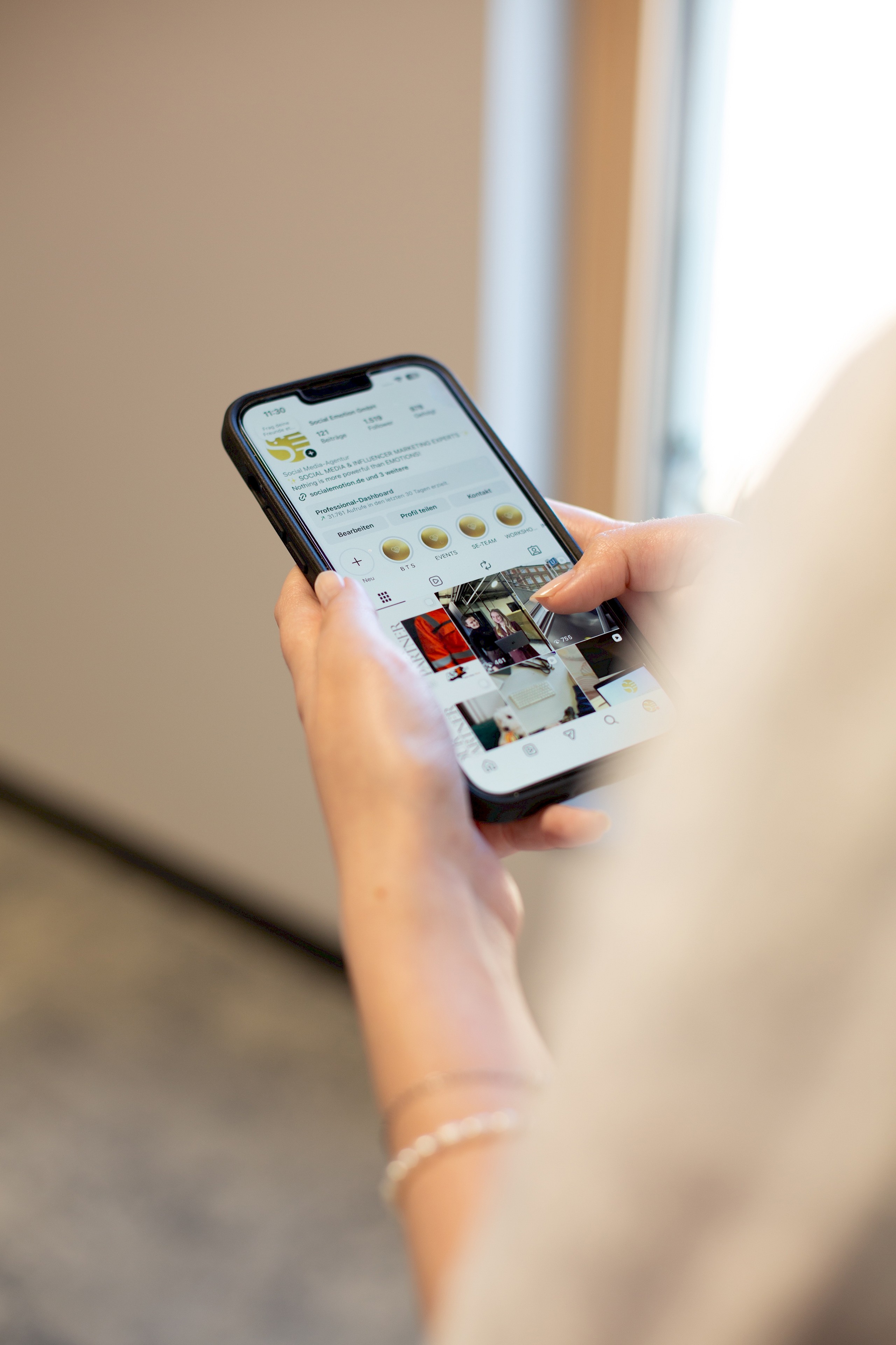 Person mit Handy und geöffnetem Instagram Account