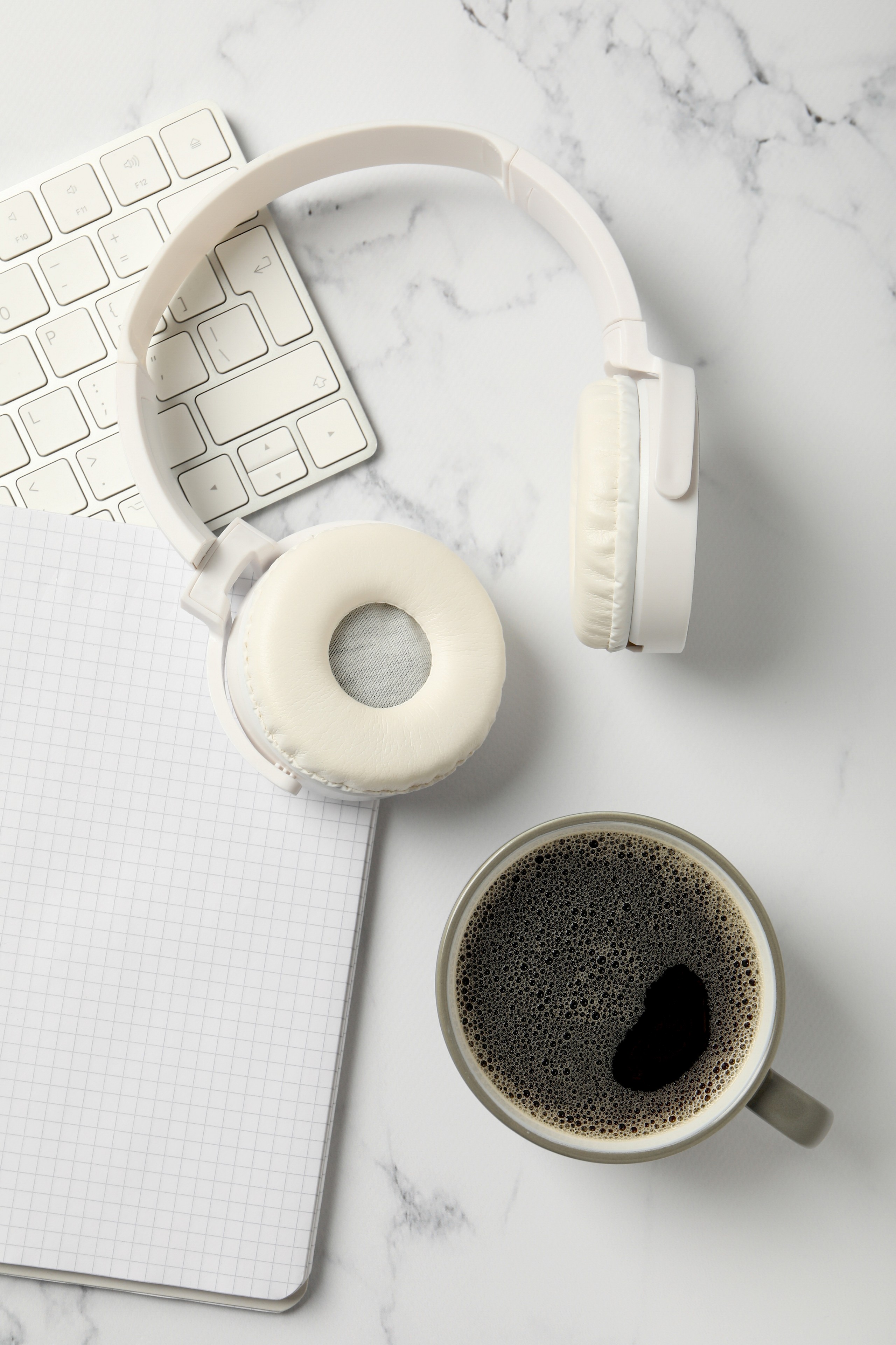 Kopfhörer mit Kaffee und Tastatur - Social Recruiting in 2026