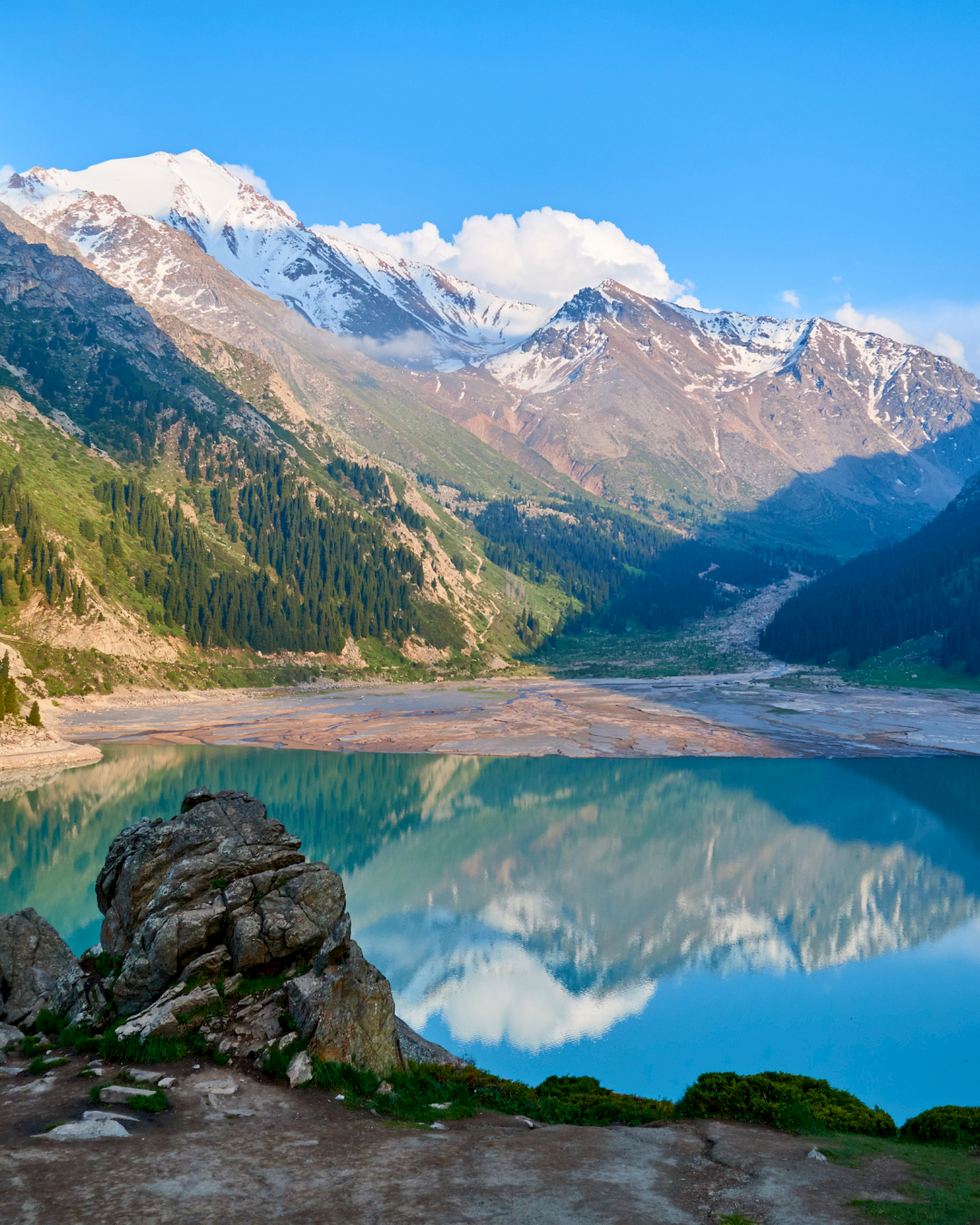 Berglandschaft und See - Reiseagentur Tourlane