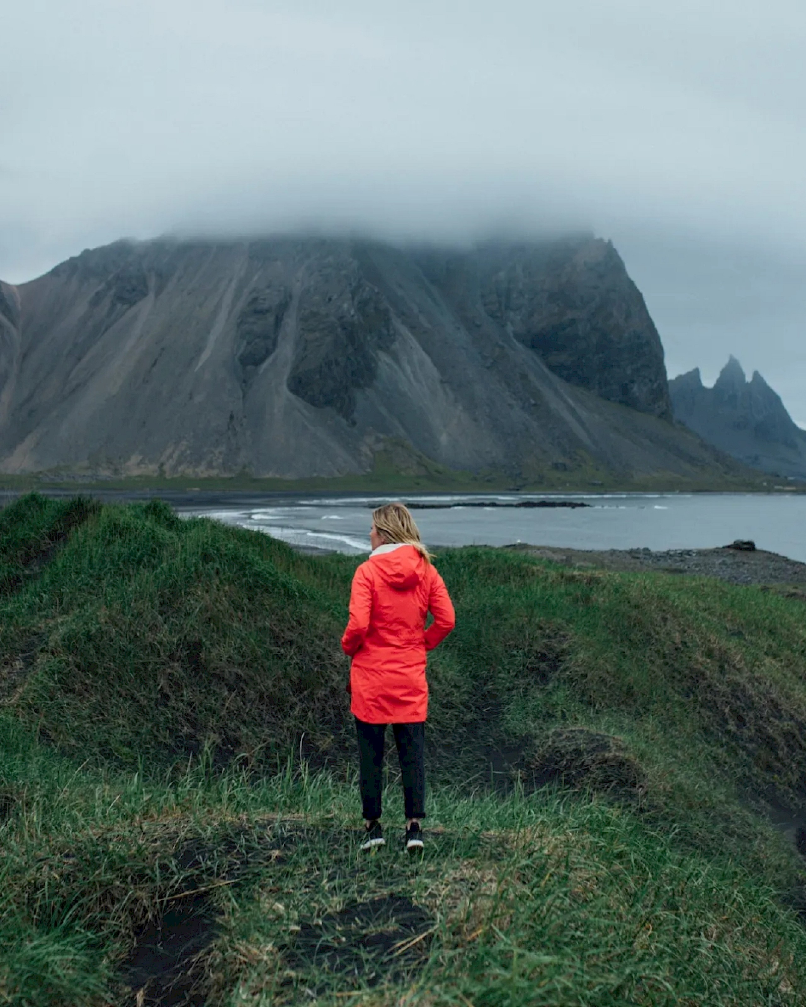 neblige Berglandschaft, Person beim Wandern