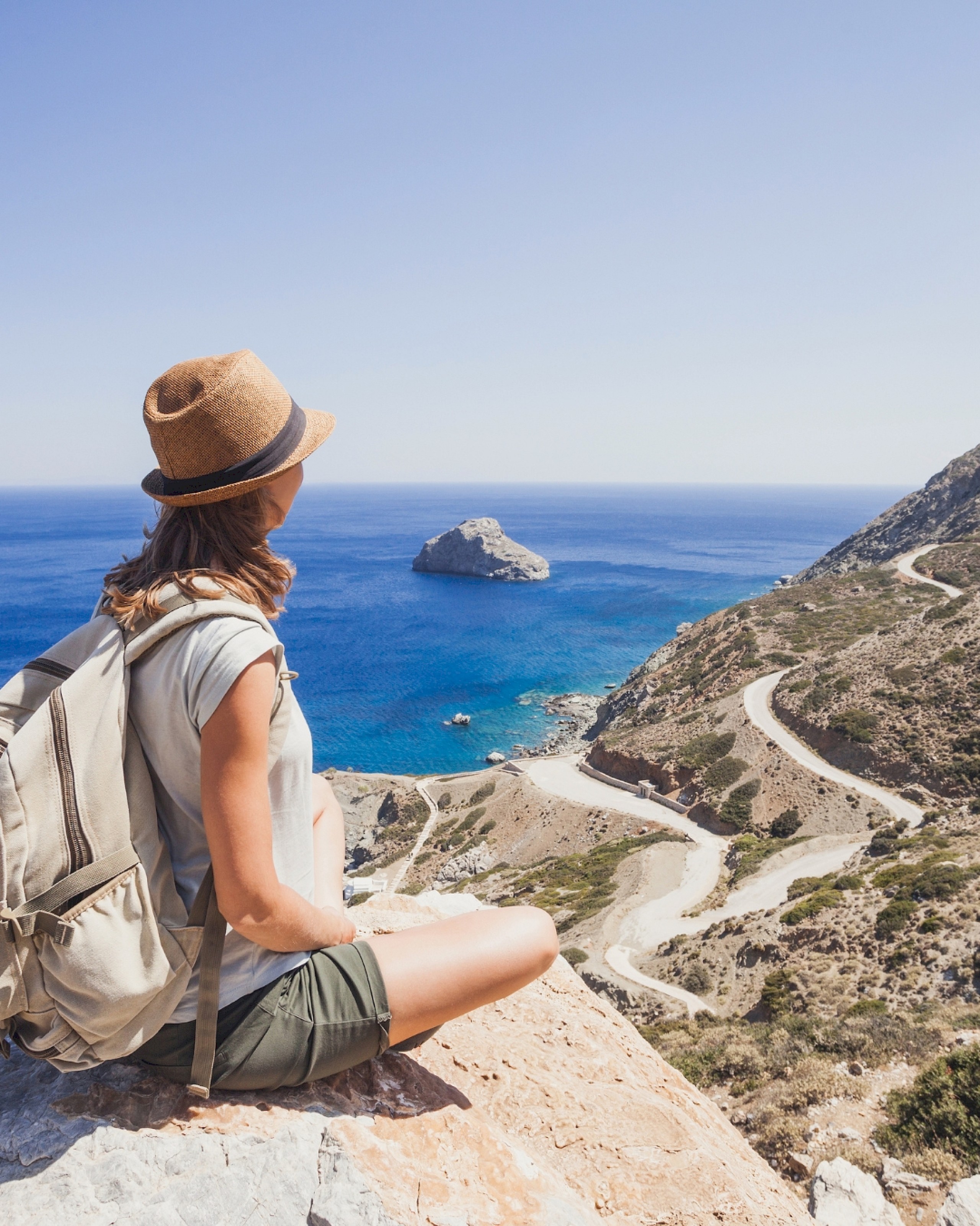 Person genießt Aussicht über Meer und Klippen -Social Emotion Tourlane Case
