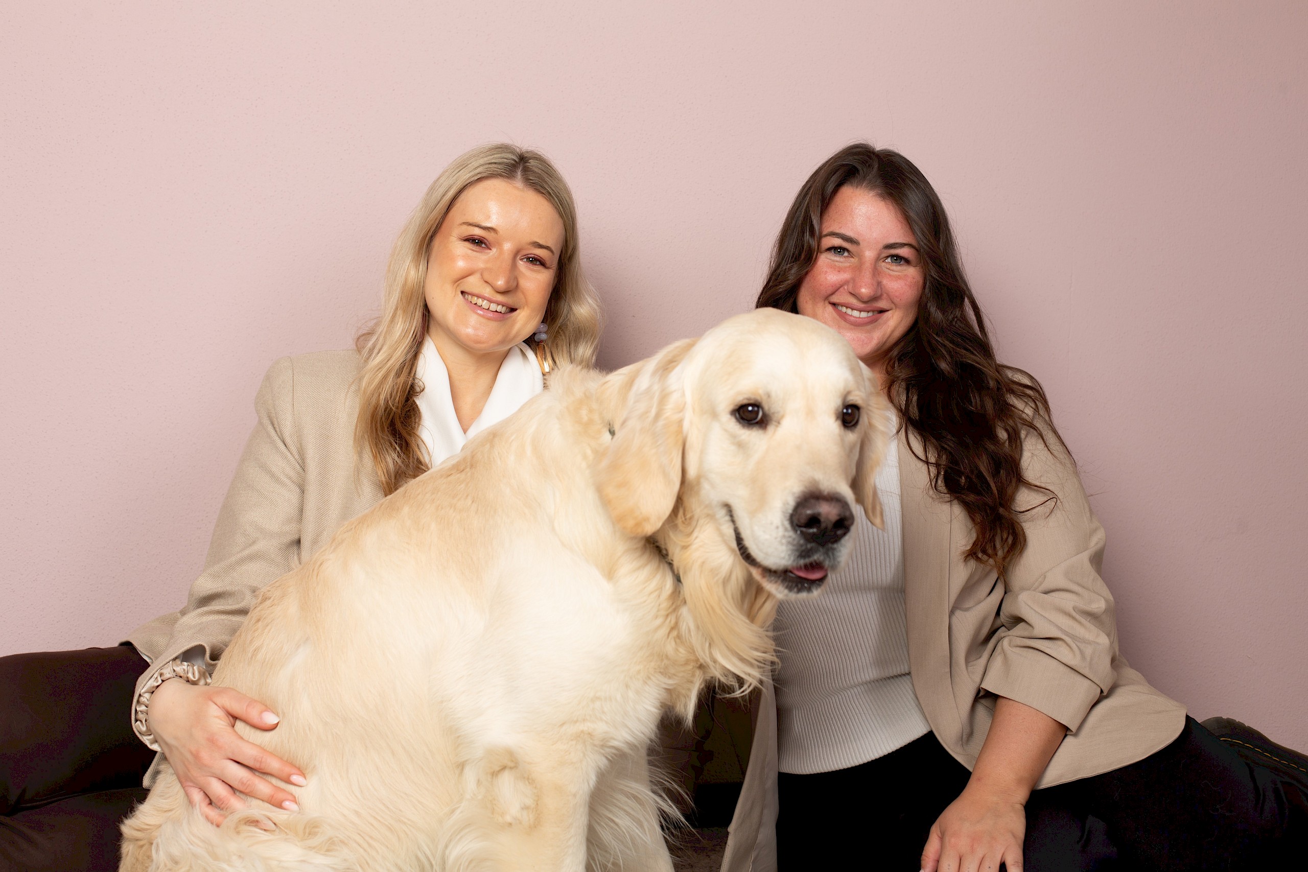 Zwei Personen lächelnd mit Hund - Social Emotion