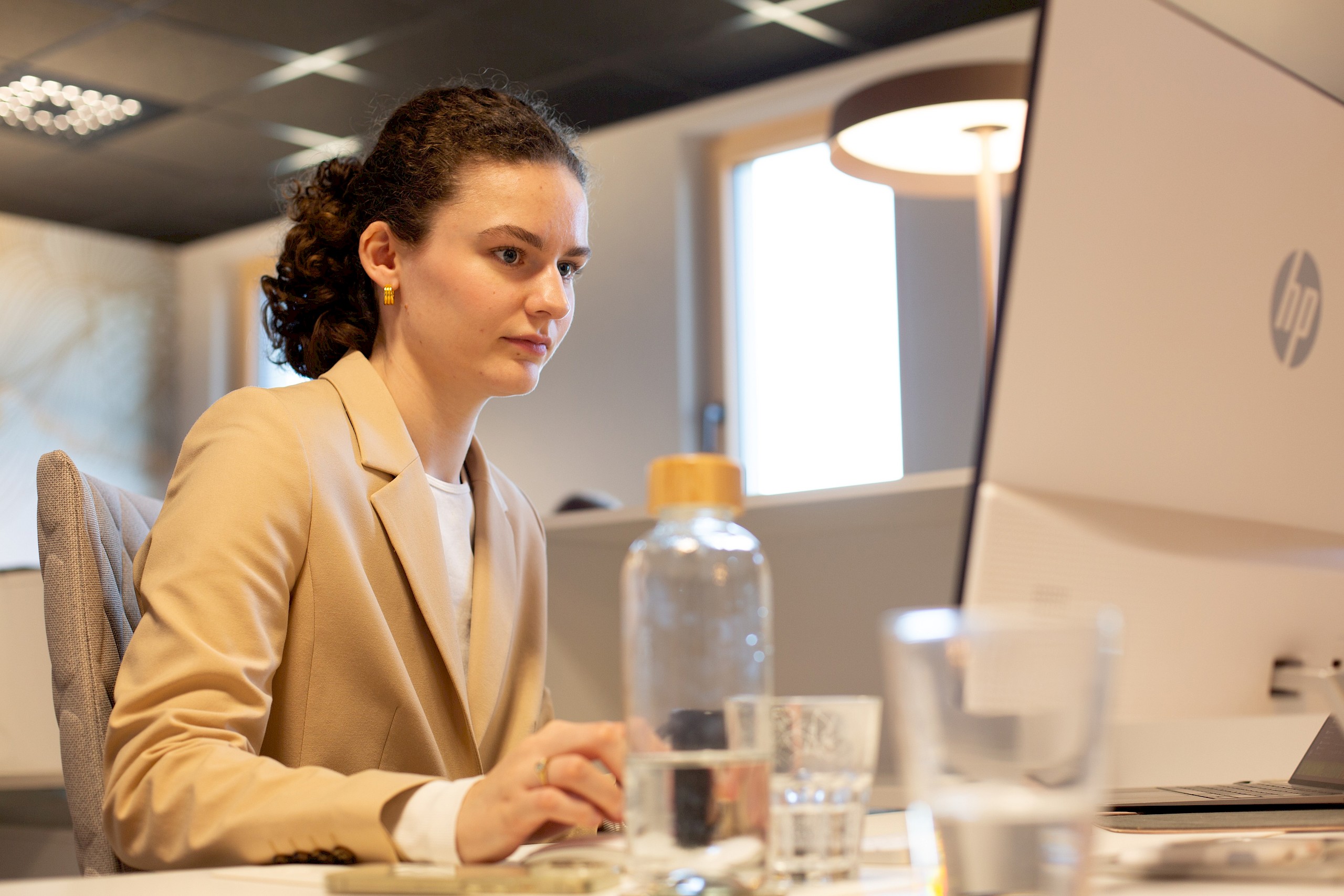 Person sitzend am Schreibtisch beim Arbeiten - Social Emotion